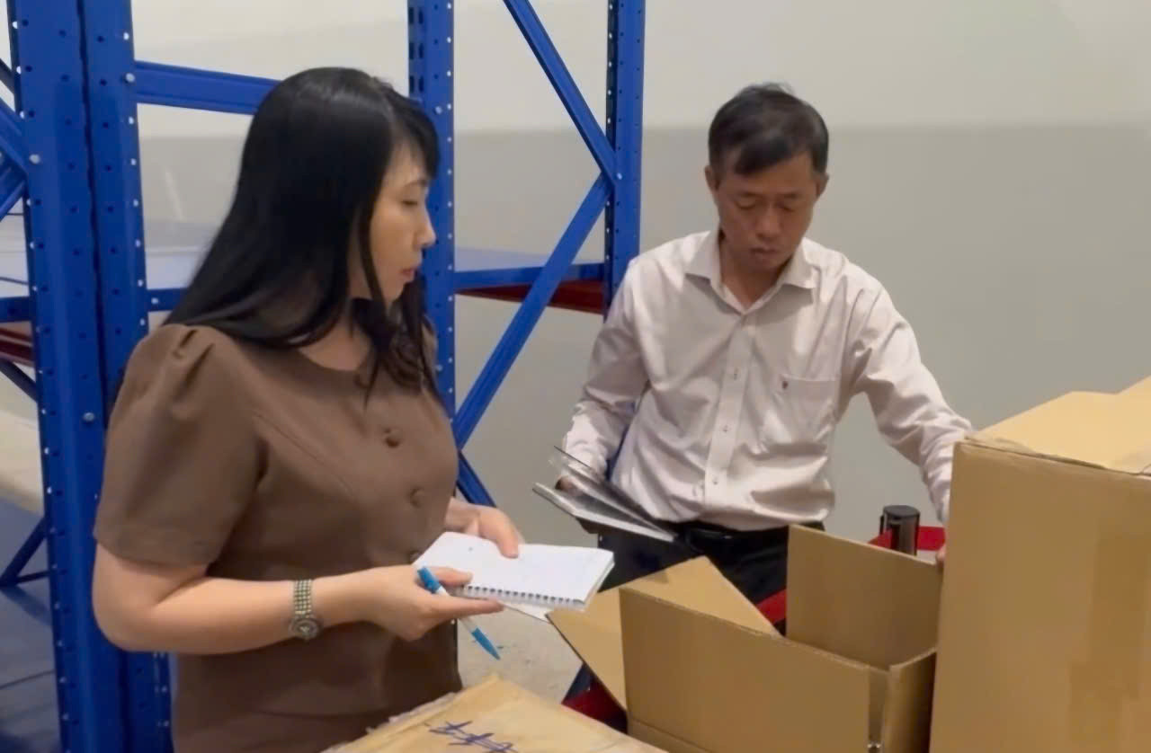 Cơ quan chức năng kiểm tra sản phẩm của Công ty cổ phần nhà máy y tế EBC Đồng Nai