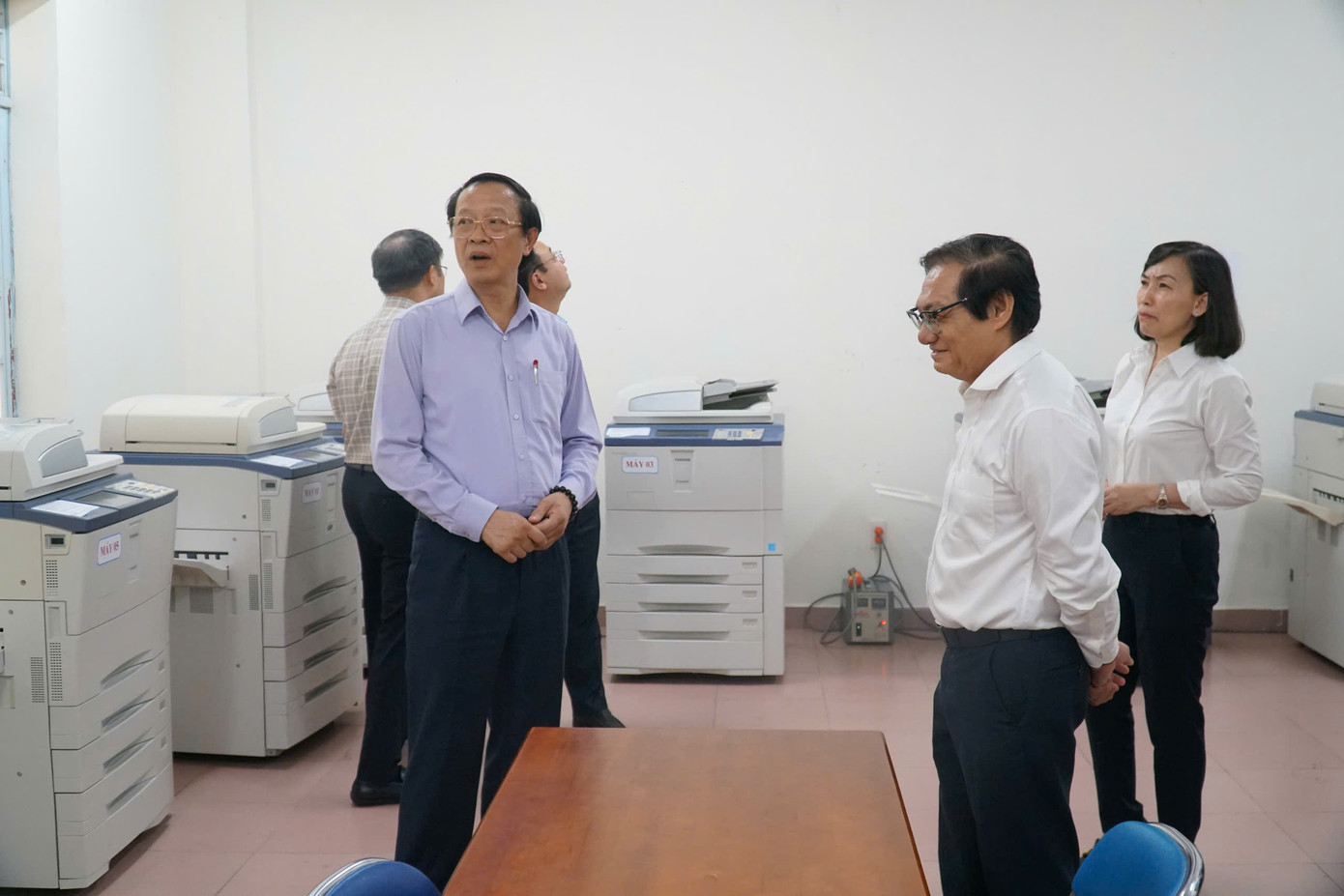 Thứ trưởng Thường trực Bộ GD&amp;ĐT Phạm Ngọc Thưởng kiểm tra một điểm thi tại TP Biên Hòa