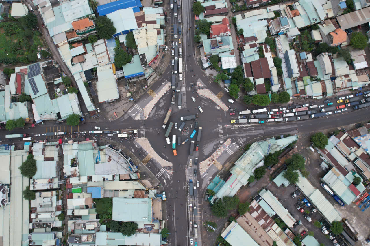 Vòng xoay cổng 11 hiện tại thường xuyên ùn tắc giao thông. Vòng xoay cổng 11 hiện tại thường xuyên ùn tắc giao thông.