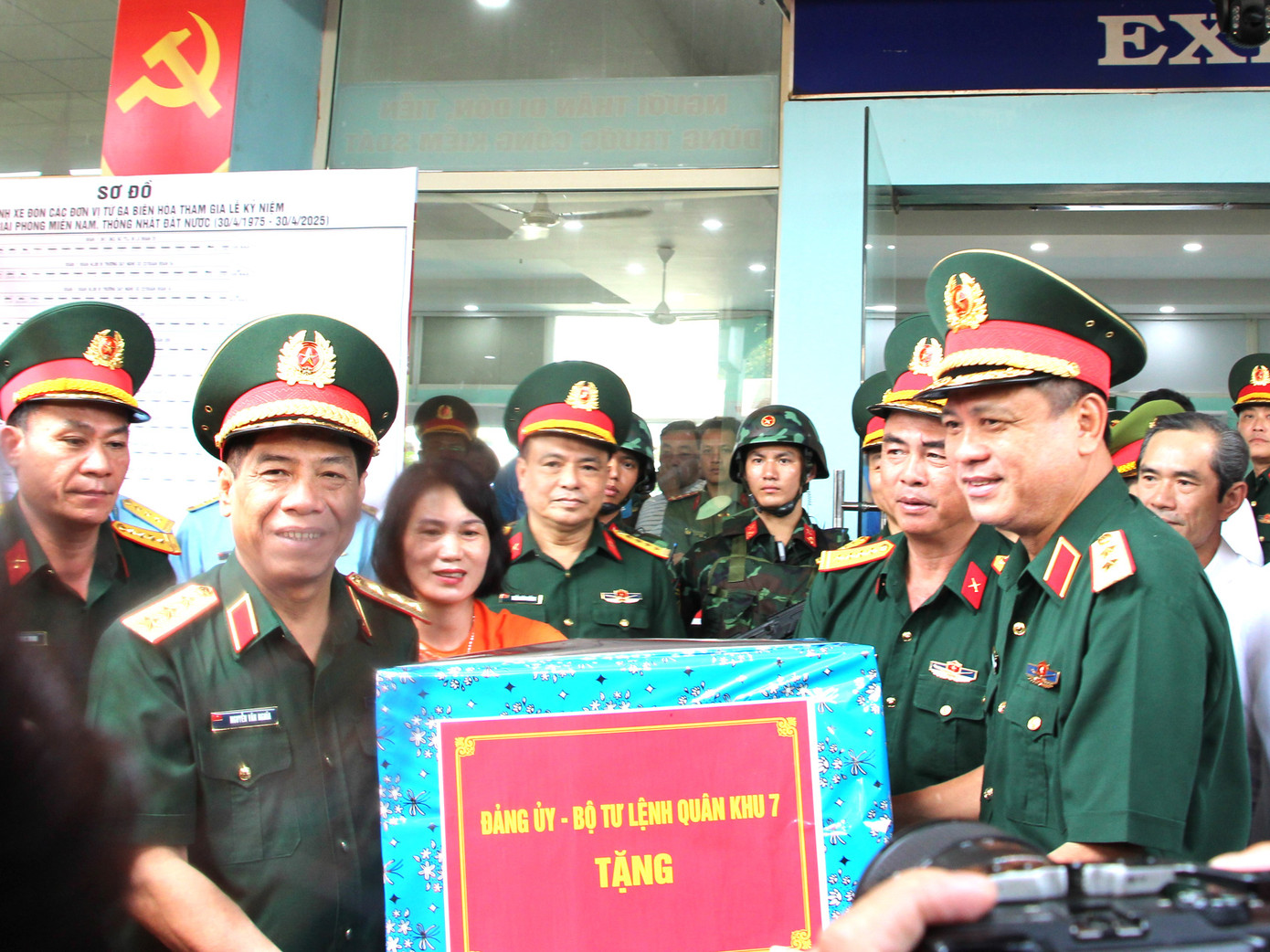 Lãnh đạo Quân khu 7, Bộ Chỉ huy quân sự Đồng Nai và tỉnh Đồng Nai tiếp đón đoàn tại ga Biên Hòa. Lãnh đạo Quân khu 7, Bộ Chỉ huy quân sự Đồng Nai và tỉnh Đồng Nai tiếp đón đoàn tại ga Biên Hòa.