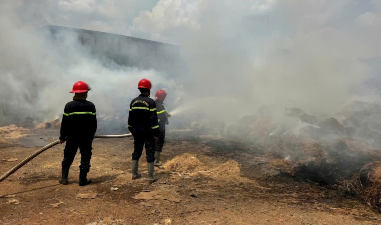 Lực lượng chức năng chữa cháy kho rơm Lực lượng chức năng chữa cháy kho rơm