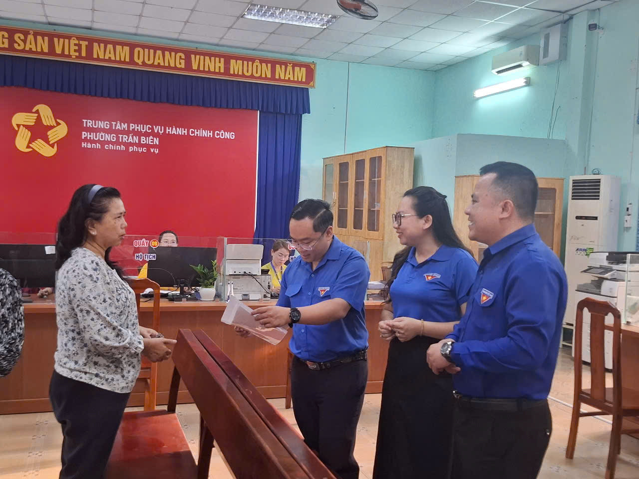 Cán bộ Tỉnh Đoàn Đồng Nai hướng dẫn người dân làm thủ tục tại Trung tâm hành chính công phường Trấn Biên.