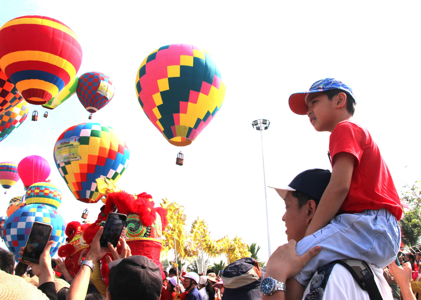 Nhiều khinh khí cầu bay đồng loạt Nhiều khinh khí cầu bay đồng loạt