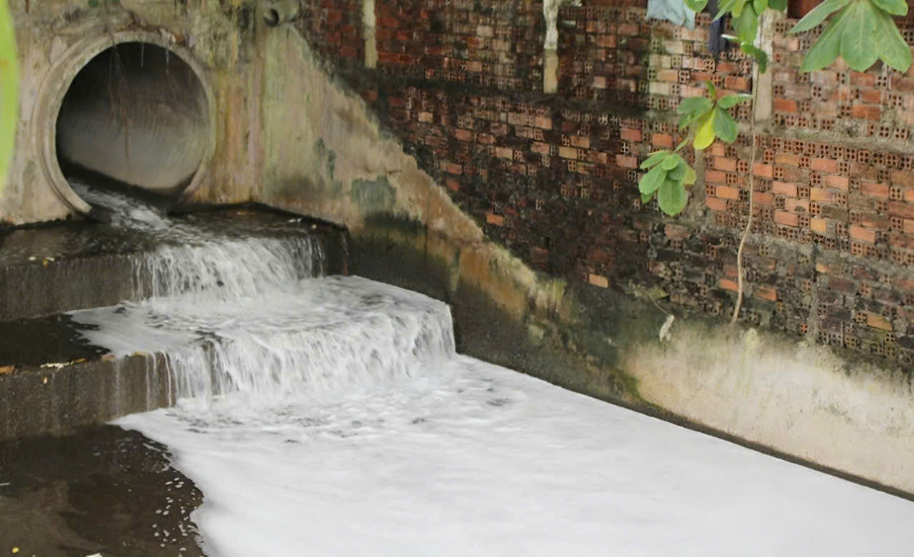 Dòng nước sủi bọt trắng từ cống nước thải trong Khu công nghiệp Biên Hòa 2 đổ vào suối Bà Lúa Dòng nước sủi bọt trắng từ cống nước thải trong Khu công nghiệp Biên Hòa 2 đổ vào suối Bà Lúa