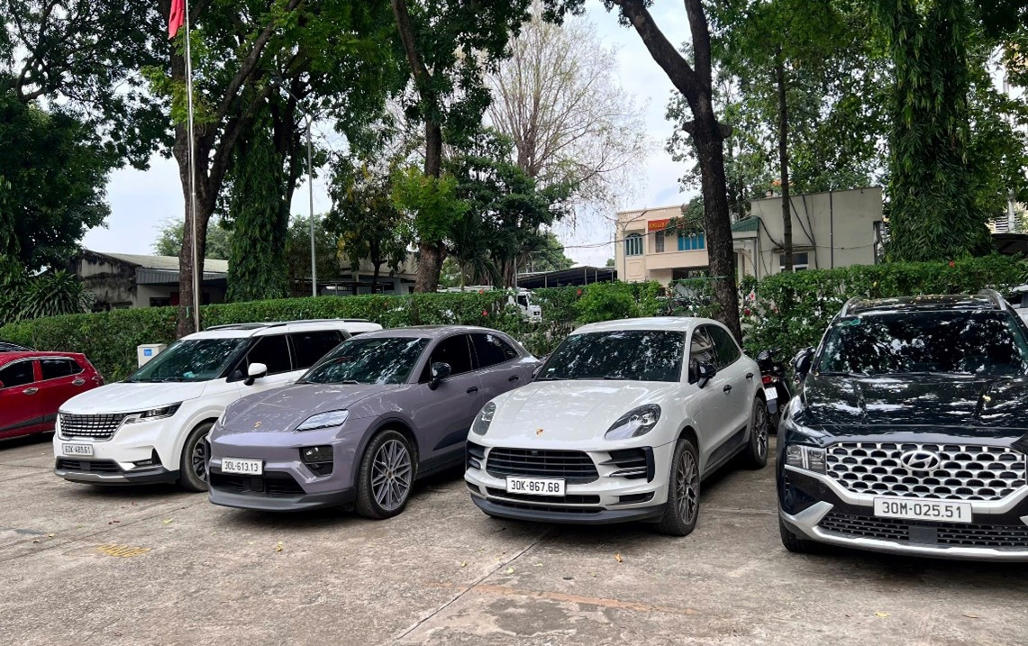 Các xe ô tô bị thu giữ trong vụ án