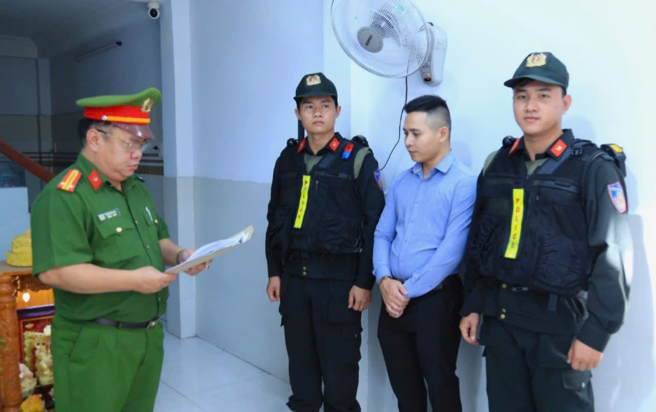 Công an thực hiện lệnh tạm giữ hình sự đối tượng Mai Xuân Tưởng Công an thực hiện lệnh tạm giữ hình sự đối tượng Mai Xuân Tưởng