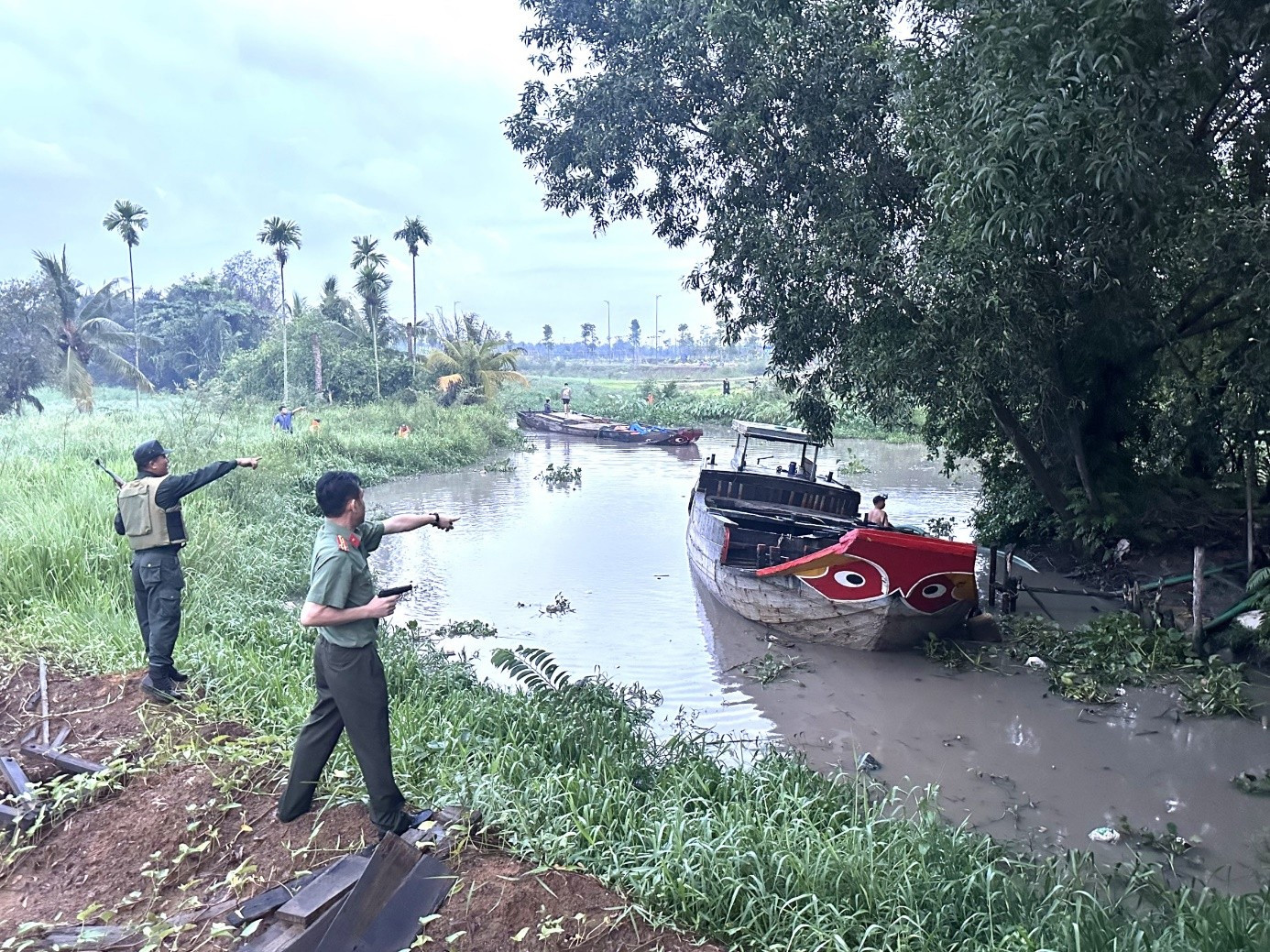 Lực lượng công an tổ chức vây bắt các phương tiện khai thác cát trái phép Lực lượng công an tổ chức vây bắt các phương tiện khai thác cát trái phép