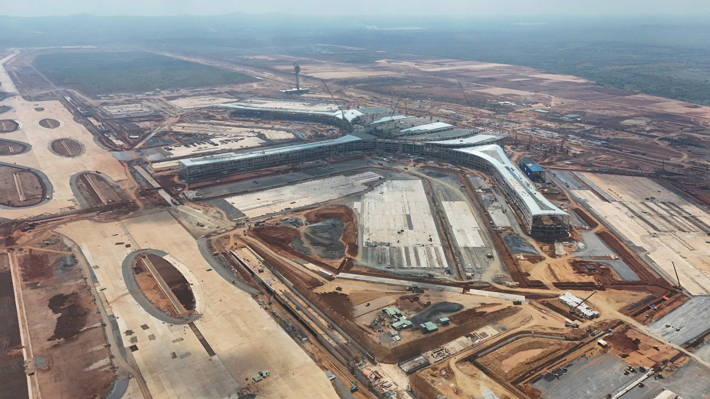 Nhà ga hành khách và đường lăn, sân đỗ tàu bay sân bay Long Thành đang thi công.