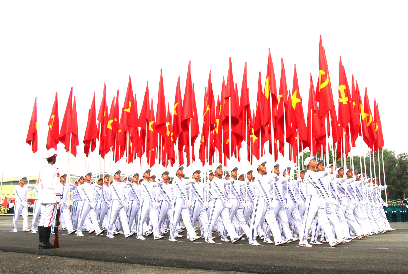 Khối cờ Đảng, cờ Tổ quốc mở đầu chương trình tổng hợp luyện.