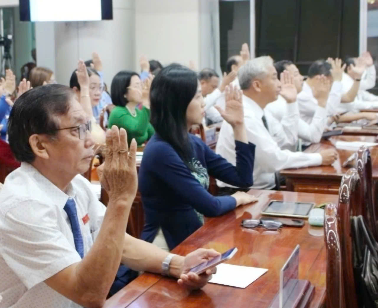 Đại biểu HĐND tỉnh Đồng Nai biểu quyết thông qua nghị quyết