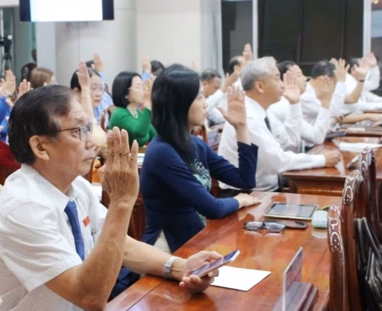 Đại biểu HĐND tỉnh Đồng Nai biểu quyết thông qua nghị quyết