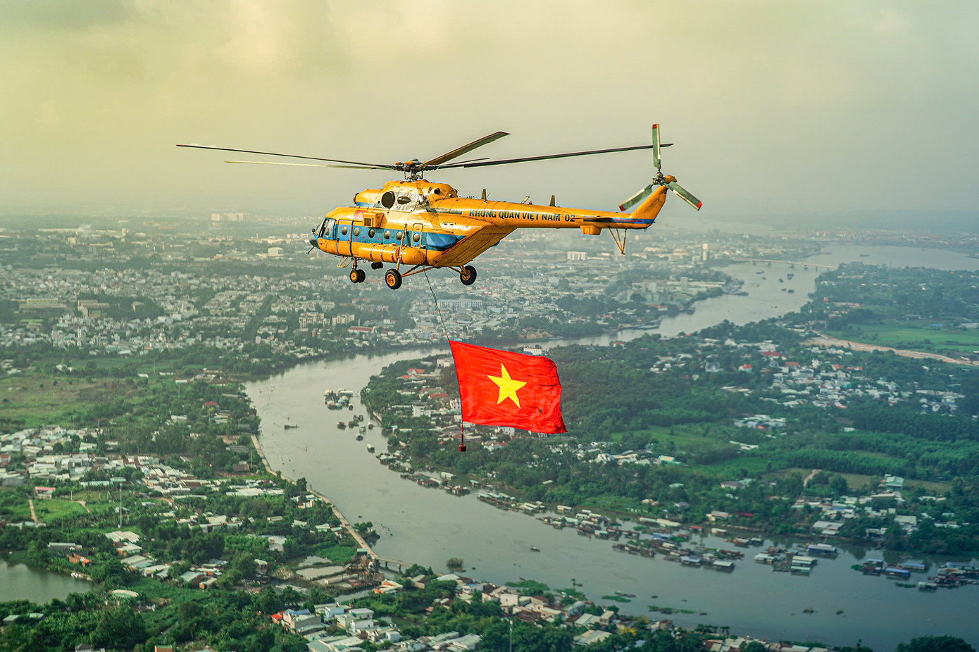 Trực thăng mang cờ Tổ quốc bay trên bầu trời Đồng Nai.