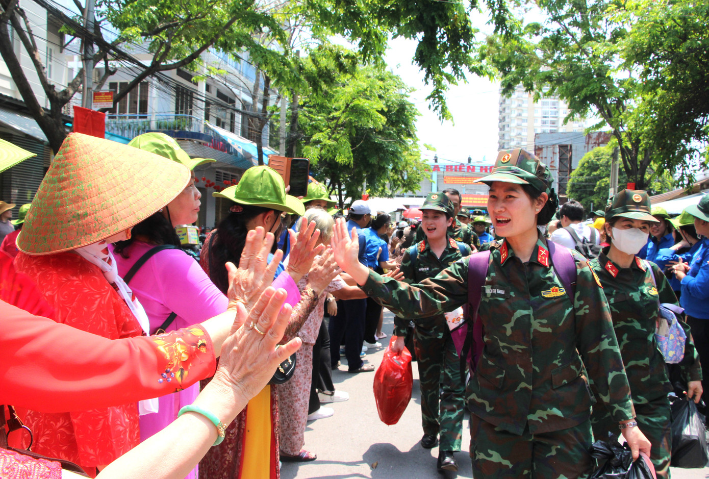 Người dân thành phố Biên Hòa chào đón các chiến sĩ. Người dân thành phố Biên Hòa chào đón các chiến sĩ.