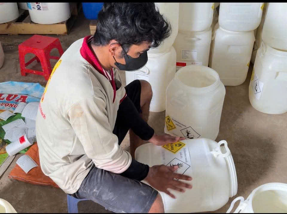 Công nhân dán nhãn mác Công nhân dán nhãn mác