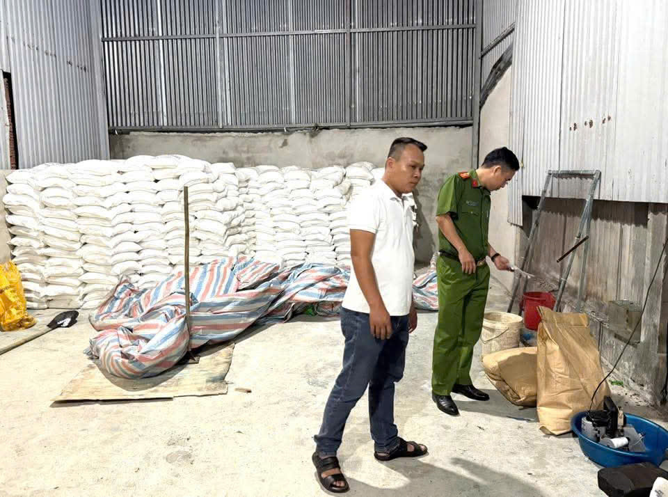 Lực lượng chức năng kiểm tra cơ sở nghi sản xuất phân bón giả Lực lượng chức năng kiểm tra cơ sở nghi sản xuất phân bón giả