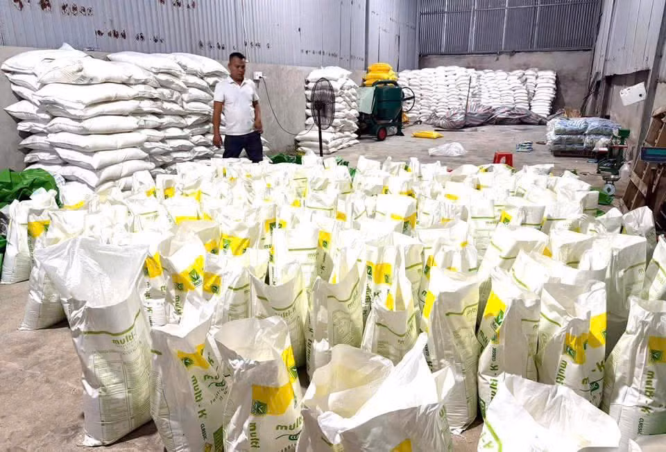 Phân bón sau khi phối trộn được đóng bao bì in đã nhãn mác đưa ra thị trường tiêu thụ