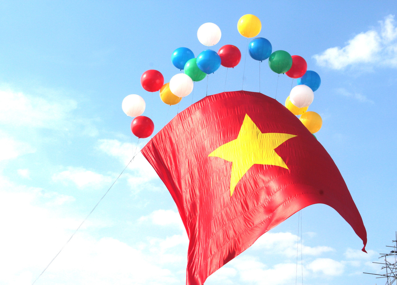 Lá cờ Tổ quốc rộng 50m2 bay cao giữa lễ hội Lá cờ Tổ quốc rộng 50m2 bay cao giữa lễ hội