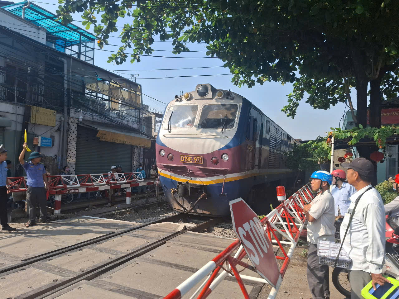 Đoàn tàu chở hàng dừng gần hiện trường vụ tai nạn