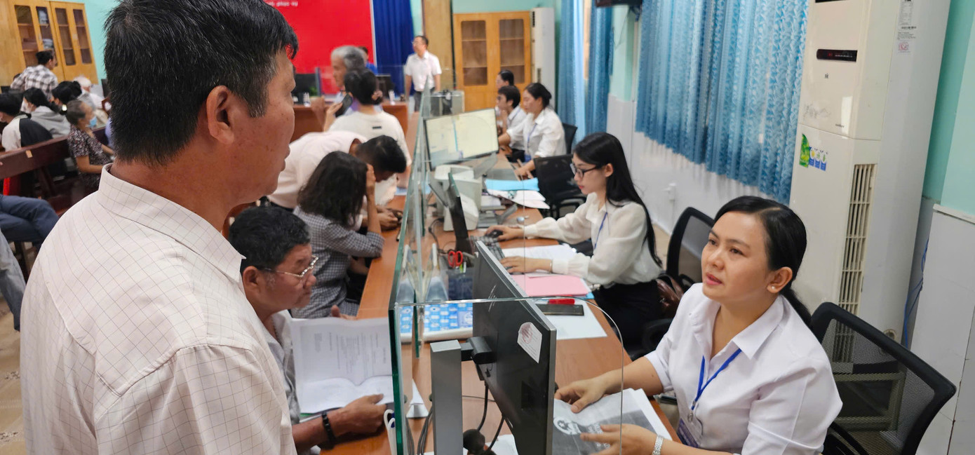 Người dân đến làm thủ tục hành chính tại Trung tâm hành chính công phường Trấn Biên