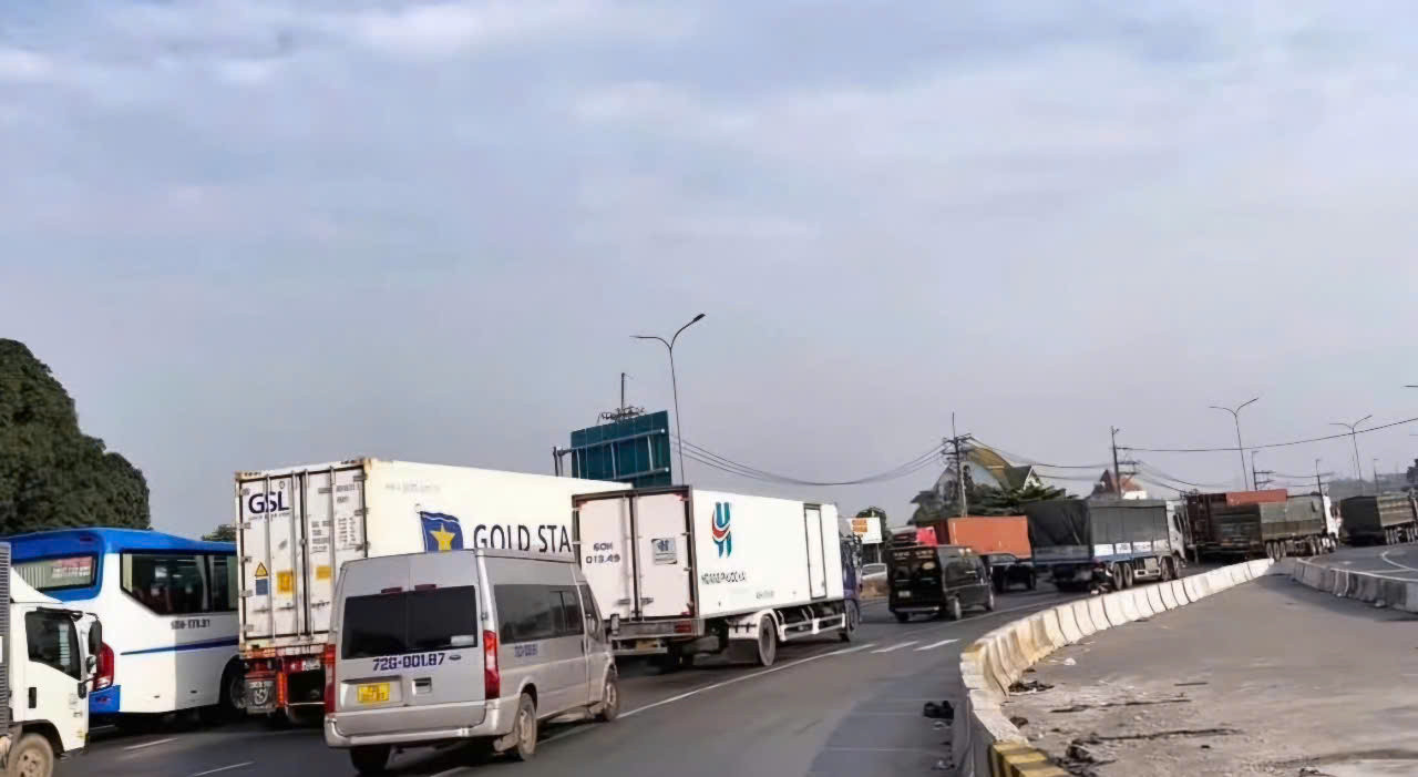Các phương tiện lưu thông trên cao tốc Bến Lức - Long Thành ra nút giao quốc lộ 51