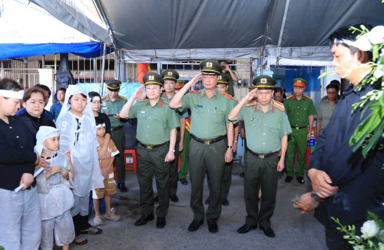 Đoàn Công tác Bộ Công an tại lễ viếng Huỳnh Trí Phúc hy sinh trong lúc truy bắt tội phạm. Ảnh: CTV Đoàn Công tác Bộ Công an tại lễ viếng Huỳnh Trí Phúc hy sinh trong lúc truy bắt tội phạm. Ảnh: CTV