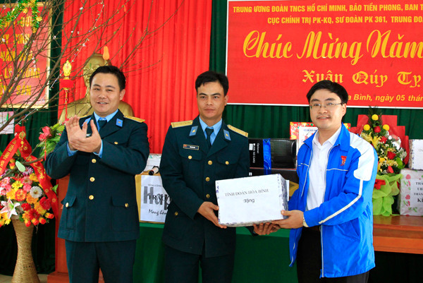 Anh Quách Thế Ngọc - Bí thư tỉnh đoàn Hòa Bình tặng quà cho các chiến sỹ