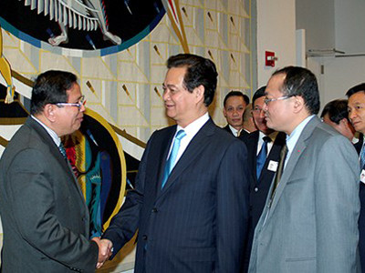 Đại diện các tổ chức của Liên Hợp Quốc đến bắt tay chúc mừng sau khi Thủ tướng đọc xong bài phát biểu. Ảnh: VGP/Nhật Bắc