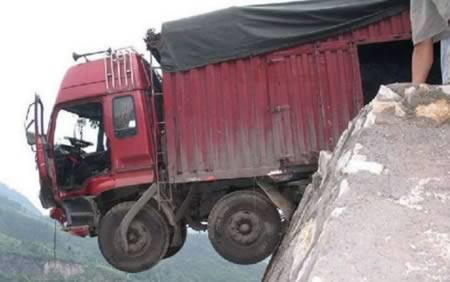 Người lái xe đã may mắn thoát chết khi chiếc xe tải chở 40 tấn than mất phanh lúc đang vào cua và suýt lao xuống vực. Mỏm đá đã giữ chiếc xe “chênh vênh” ngay trên miệng vực và người lái xe sau đó đã leo ra khỏi cacbin với sự hỗ trợ của cảnh sát