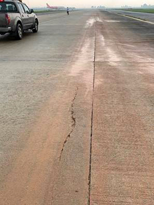 Đường băng sân bay Nội Bài toang hoác, trồi bùn: Có tiền không được sửa? ảnh 7