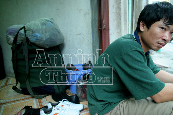 Mỗi ngày đi mấy chục cây số quanh phố phường, gùi trên lưng 30-40 kg nên để mưu sinh