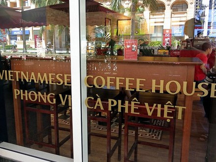 Ở Philippines, Highlands Coffee dùng tiếng Việt và khẳng định sử dụng hạt cà phê Việt. Ảnh: PV. Ở Philippines, Highlands Coffee dùng tiếng Việt và khẳng định sử dụng hạt cà phê Việt. Ảnh: PV