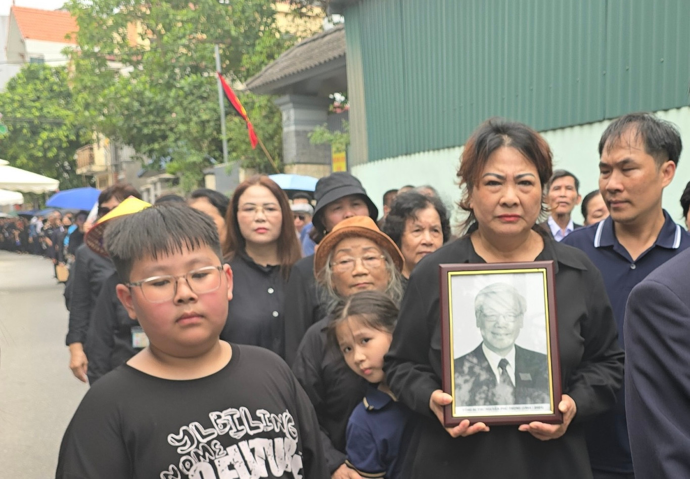 Những người dân cùng di ảnh đến viếng Tổng Bí thư tại làng Lại Đà.
