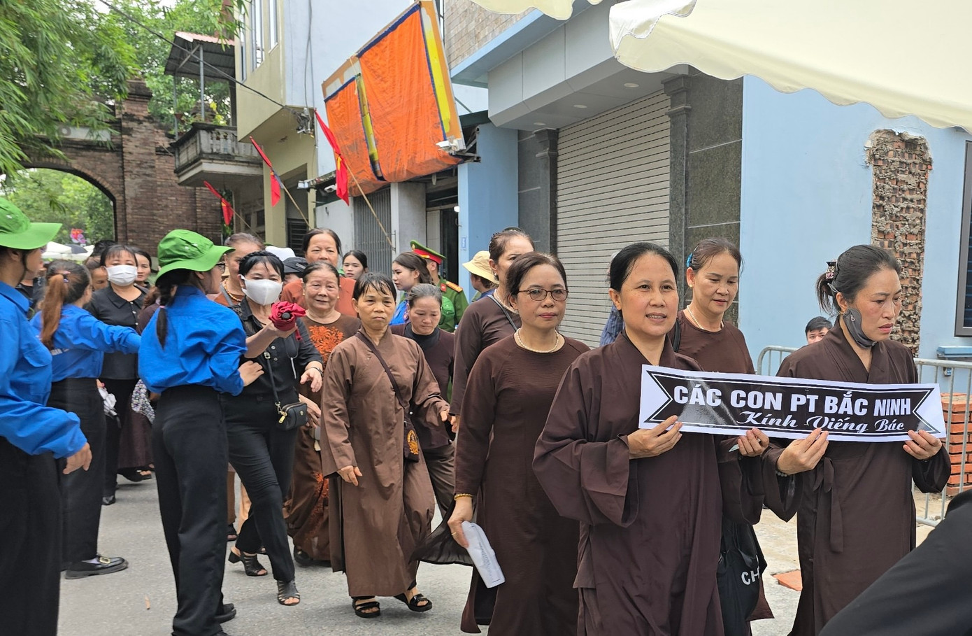 Đoàn phật tử Bắc Ninh đến viếng. Trong sổ tang, nhiều người từ các tỉnh miền Nam như TPHCM, Bà Rịa Vũng Tàu cũng đến viếng, ghi lời chia buồn, tiễn biệt Tổng Bí thư.