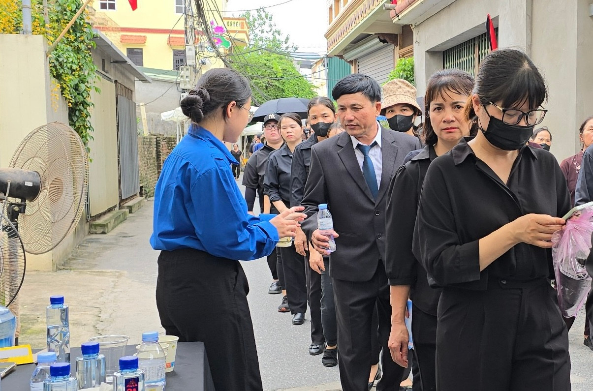 Đoàn viên, thanh niên tiếp nước người dân về viếng Tổng Bí thư.