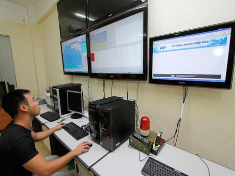 Theo dõi hoạt động động đất, sóng thần tại Trung tâm báo tin động đất và cảnh báo sóng thần trực thuộc Viện Vật lý địa cầu (Ảnh: Như Ý). Theo dõi hoạt động động đất, sóng thần tại Trung tâm báo tin động đất và cảnh báo sóng thần trực thuộc Viện Vật lý địa cầu (Ảnh: Như Ý)