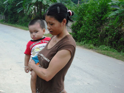 Chị Nhung vui vẻ bên đứa con trai. Chị Nhung vui vẻ bên đứa con trai