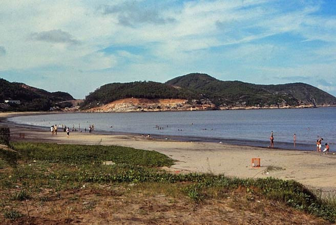 Macau là vùng lãnh thổ nhỏ bé của Trung Quốc, nhưng có nền kinh tế rất phát triển. Với nền văn hoá Đông, Tây pha trộn nhau, Macau đã trở thành một nơi vừa rất kín, cũng vừa rất mở. Tuy nhiên, vào đầu thập niên 1980, vùng lãnh thổ này vẫn còn rất nghèo, với những nét rất thô kệch. Ảnh: Leroy W. Demery Jr./ SAI