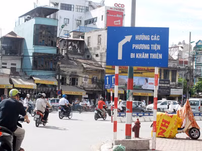 Nhiều lái xe bị xử phạt oan tại nút giao thông Nguyễn Lương Bằng - Khâm Thiên vì lỗi “sai làn đường”. Nhiều lái xe bị xử phạt oan tại nút giao thông Nguyễn Lương Bằng - Khâm Thiên vì lỗi “sai làn đường”
