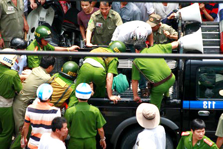  Đối tượng cao trên 1m6 mặc áo đen, quần Jean xanh