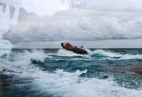 Vượt sóng ở Trường Sa