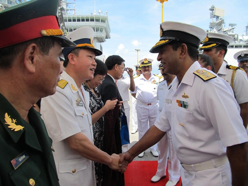 Chuẩn đô đốc Ajit Kumar P bắt tay lực lượng Hải quân Việt Nam