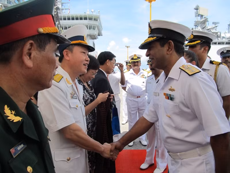 Chuẩn đô đốc Ajit Kumar P bắt tay lực lượng Hải quân Việt Nam