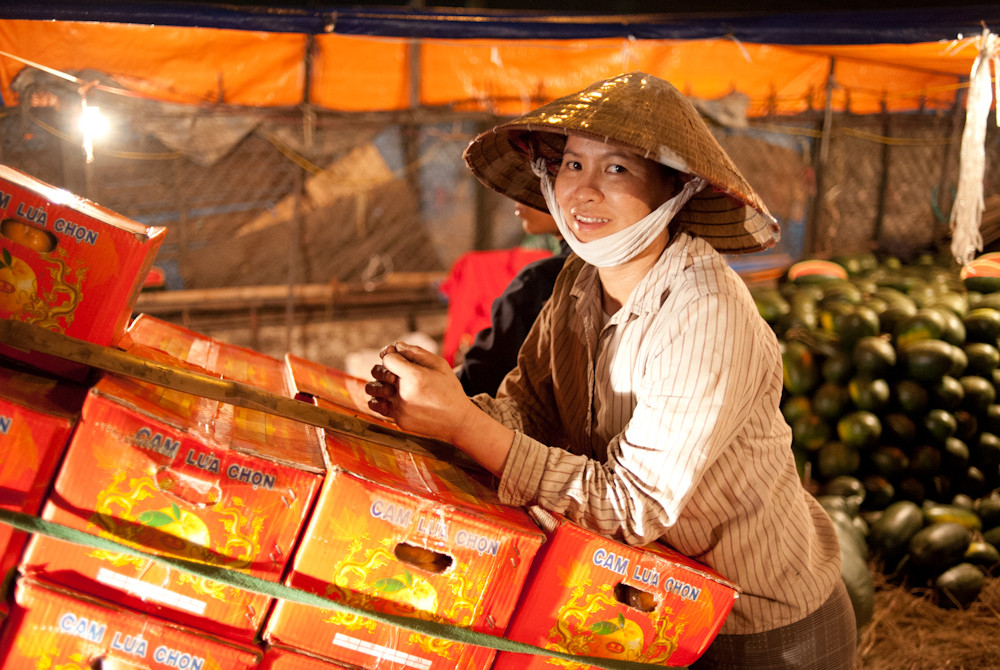 Tranh thủ ăn bát bún, để lấy sức cho đêm dài.. Nụ cười hiếm hoi của nữ cửu vạn, trong lúc 