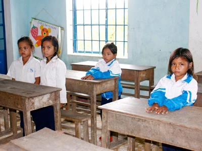 Học sinh Trà Xinh phải đứng học vì bàn ghế quá cỡ