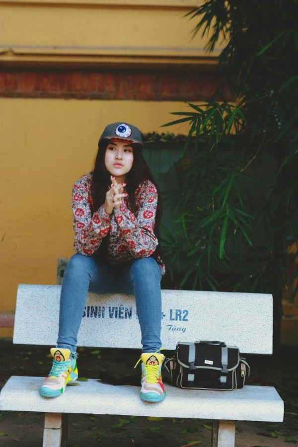 Sự thay đổi rõ rệt hiện lên là trang phục và kiểu tóc. Có khi quý phái đúng như nickname 