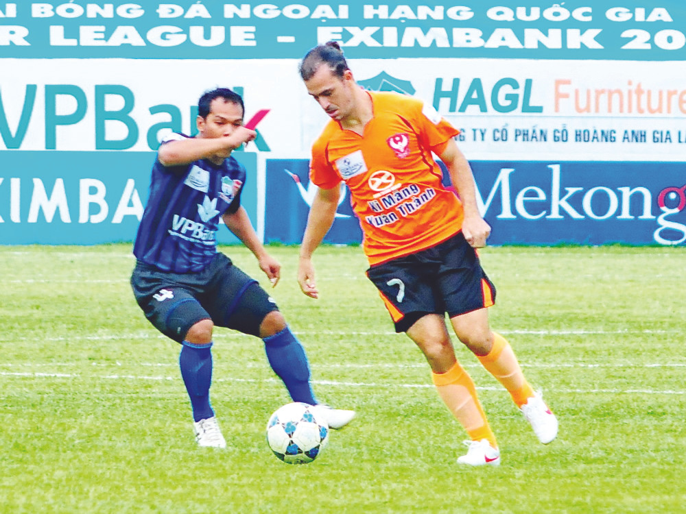 Ứng viên Quả bóng vàng 2011 Huỳnh Kesley tiếp tục nhả đạn giúp Sài Gòn FC chiến thắng Ảnh: Tường Vũ 