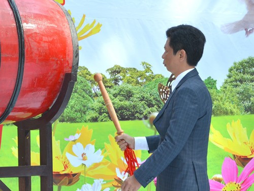 Thầy Lâm Triều Nghi đánh trống khai giảng năm học 2013 - 2014 ở trường THPT chuyên Trần Đại Nghĩa. Ảnh: Người Lao Động 