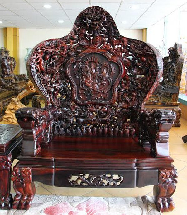Đại gia Hà Nội 'tậu' bộ bàn ghế gỗ trắc nặng gần 10 tấn ảnh 2