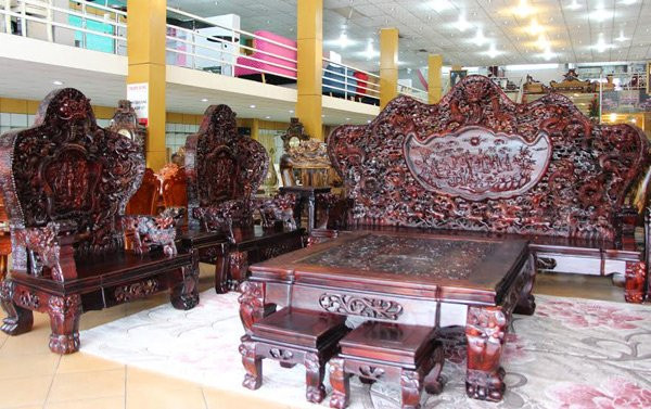 Đại gia Hà Nội 'tậu' bộ bàn ghế gỗ trắc nặng gần 10 tấn ảnh 1