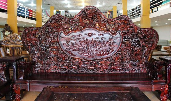 Đại gia Hà Nội 'tậu' bộ bàn ghế gỗ trắc nặng gần 10 tấn ảnh 4